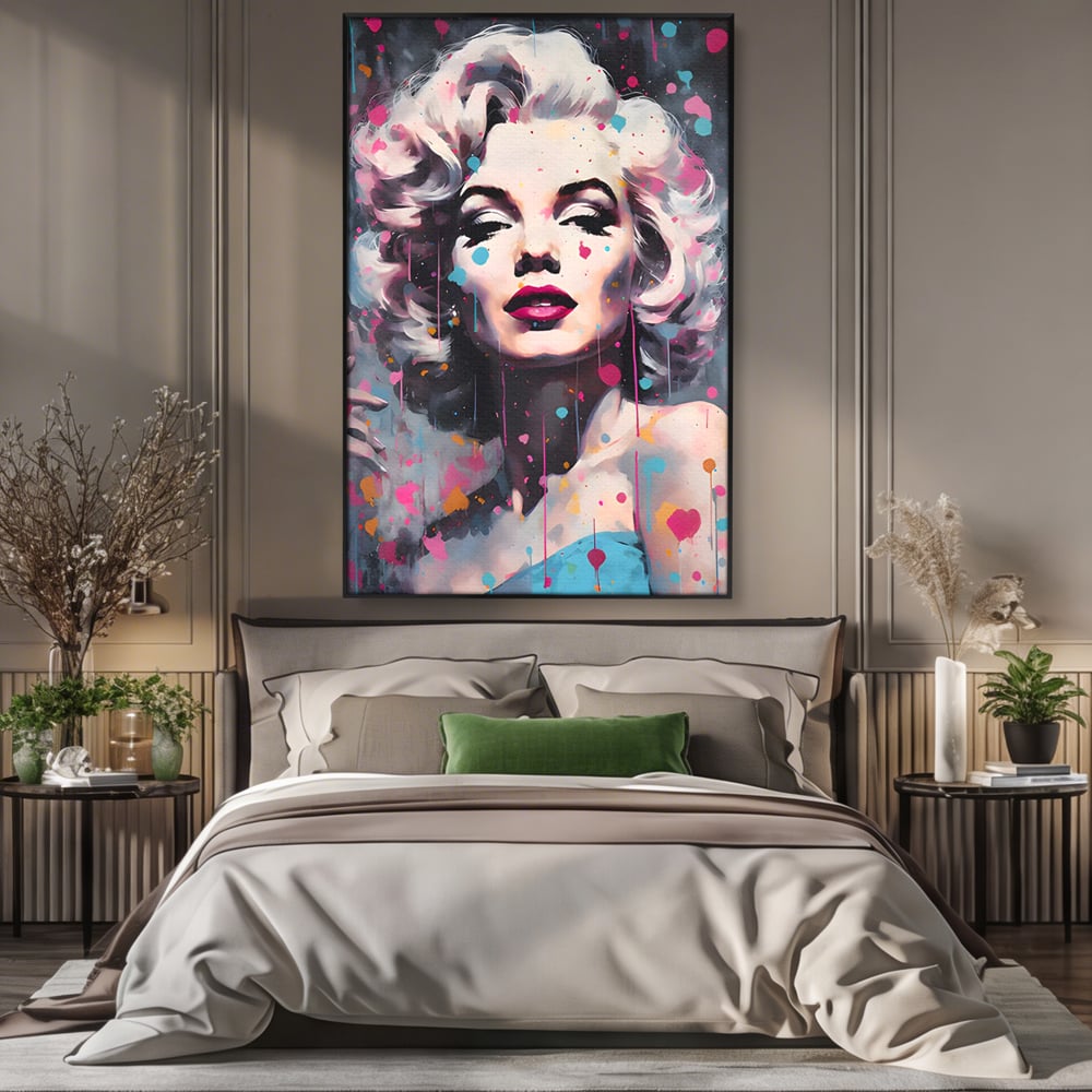Tablou canvas cu tablou canvas cu marilyn monroe, in rama de aluminiu negru, pe perete intr-un dormitor